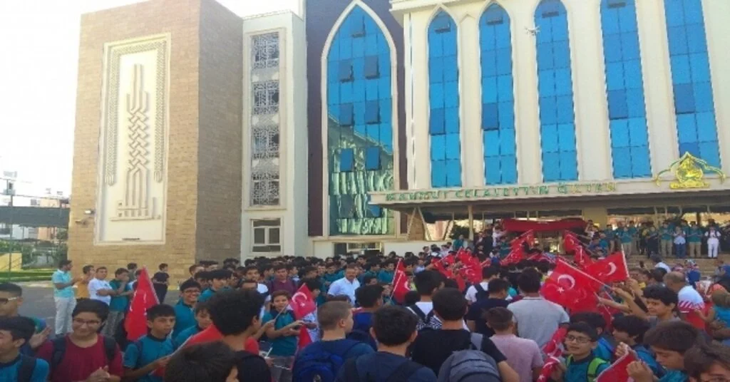 Simit Yağmuruyla Değil Türk Bayrağının Gölgesinde Okula Başladılar