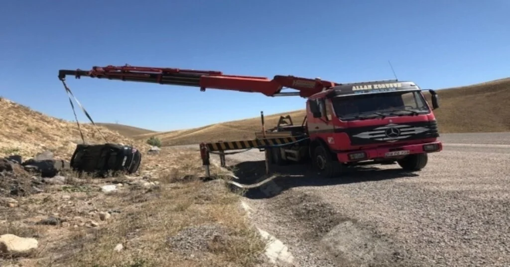Sivasta Yoldan Çıkan Otomobil Devrildi: 2 Yaralı