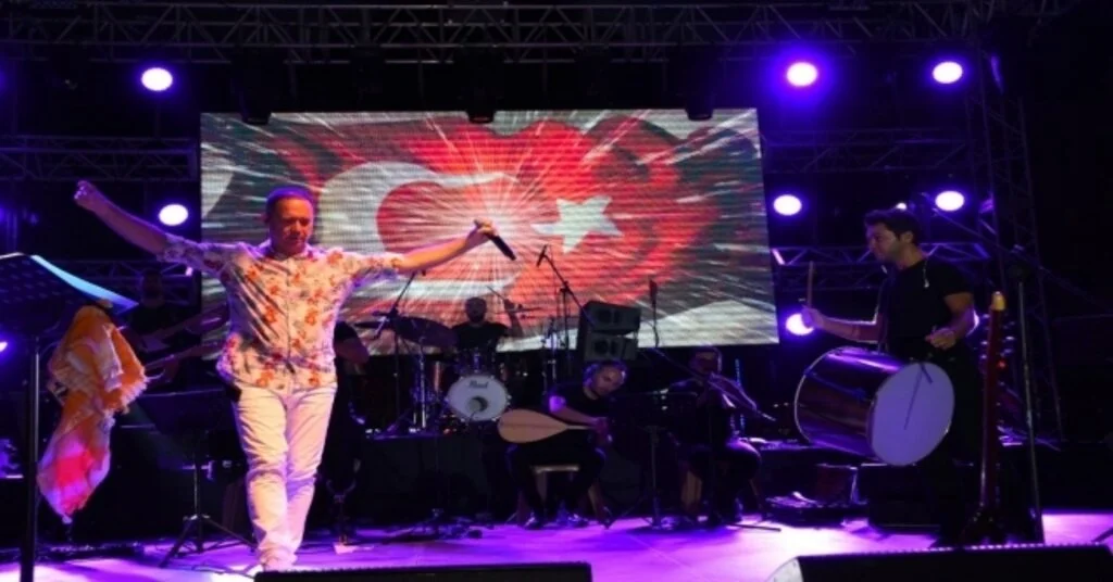Sümer Ezgüden Salihlide Türkü Ziyafeti