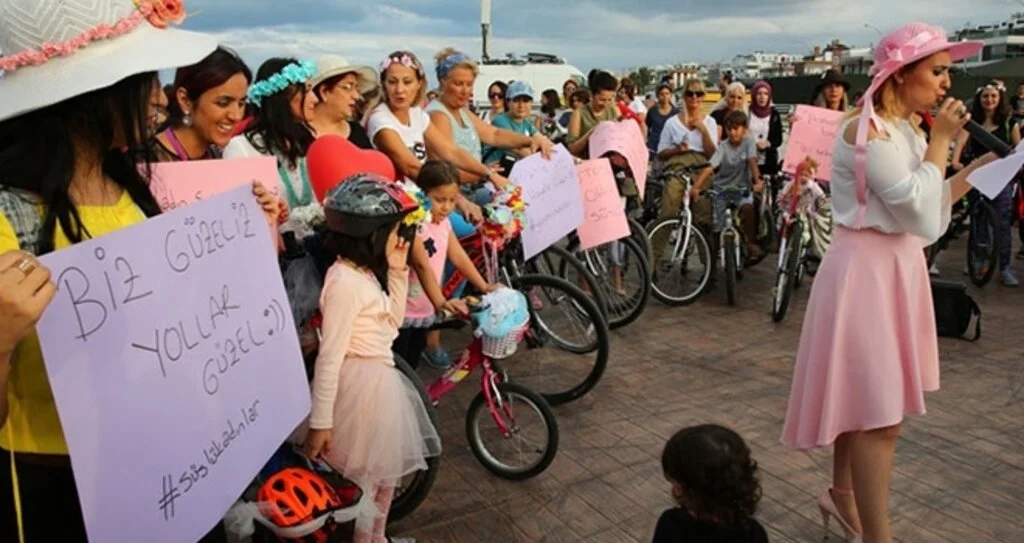 Süslü kadınlar  pedal çevirecek