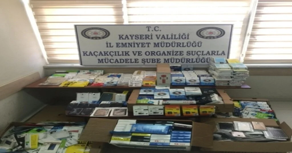Telefon Dükkanına Operasyon: 3 Bin 100 Adet Kaçak Cep Telefon Aksesuarı Ve Yedek Parçası Ele Geçirildi