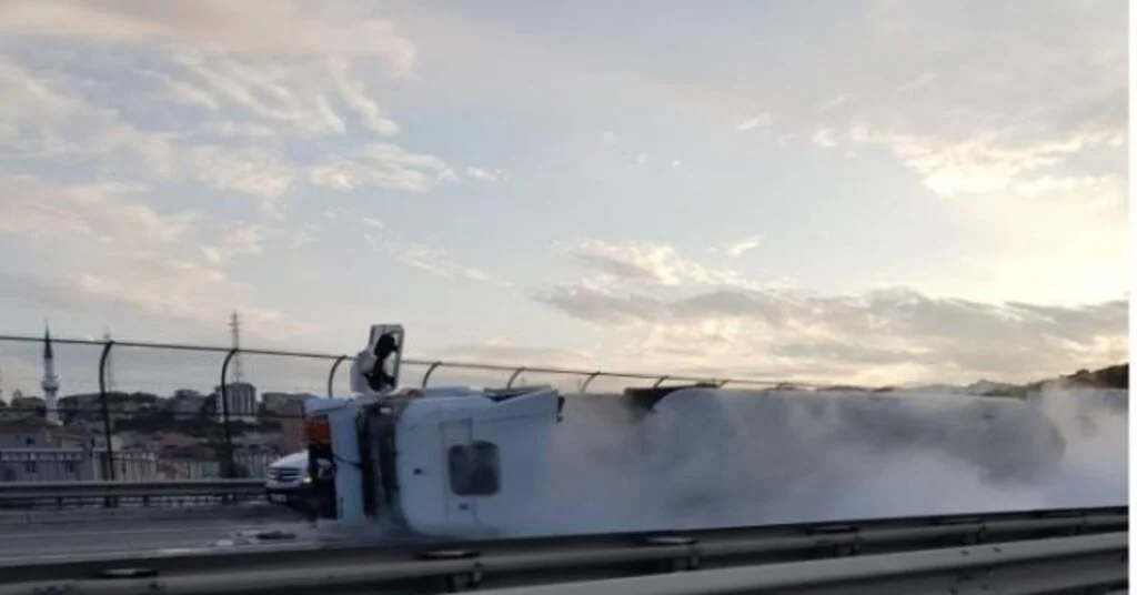 Tem Otoyolunda Oksijen Yüklü Tanker Devrildi: Tem Trafiğe Kapanı