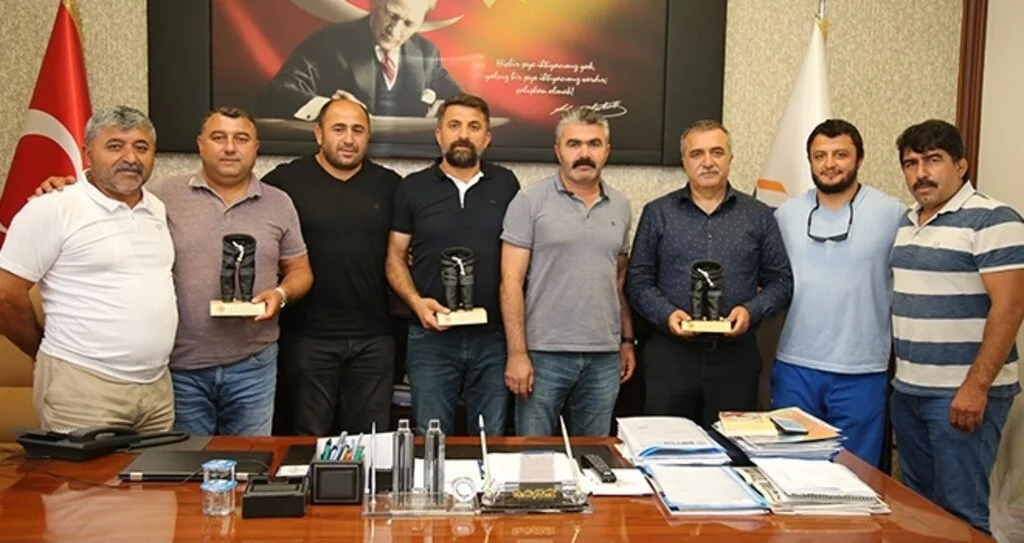 Tokat TSO'ya güreşçilerden plaket