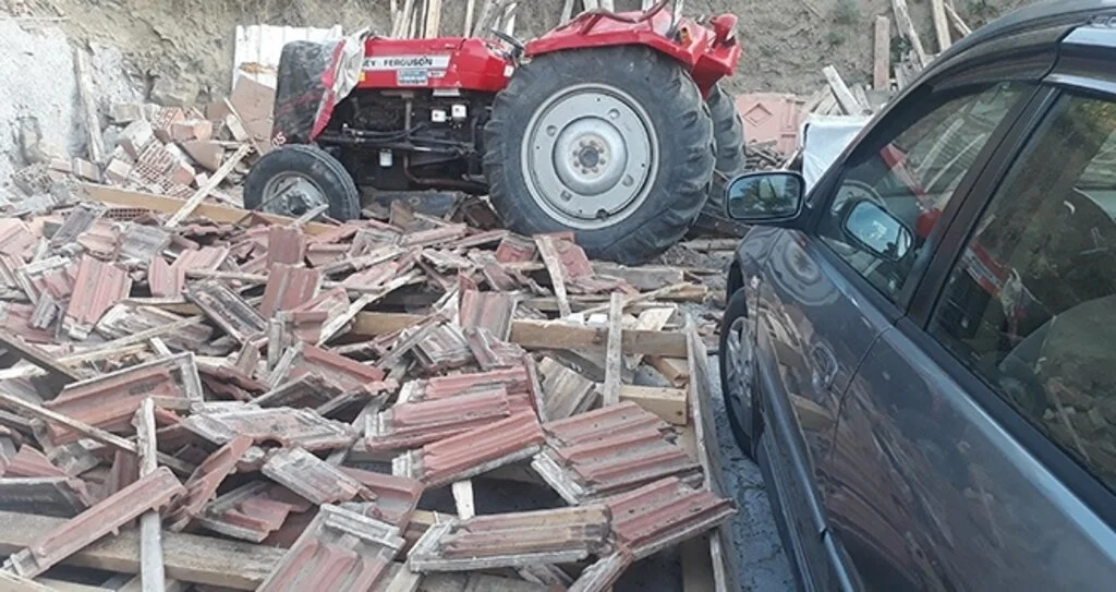 Traktör evin bahçesine uçtu