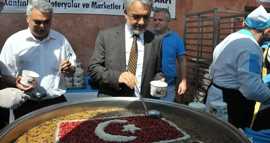 'Türk bayraklı' aşure dağıtıldı