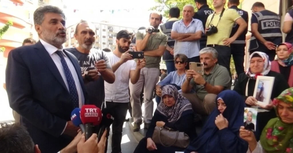 Uluslararası İnsan Hakları Derneğinden Hdp Önünde Eylem Yapan Ailelere Destek