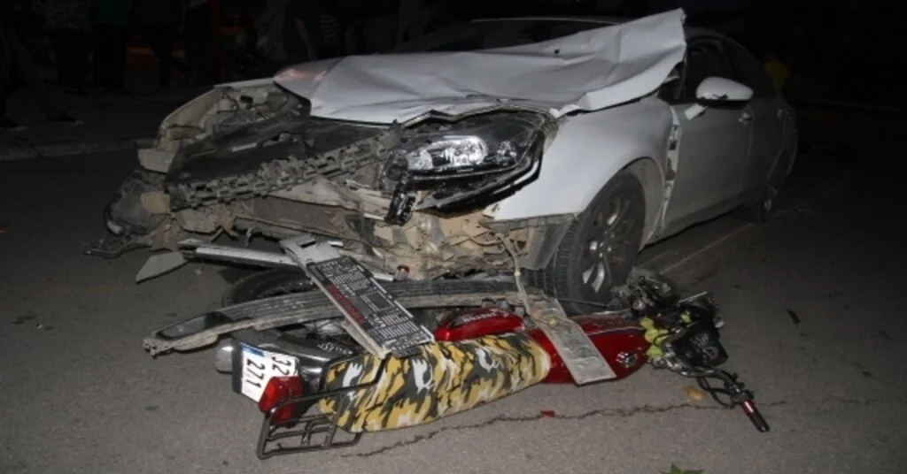 Üzerinde 3 Kişinin Bulunduğu Motosiklete Çarpıp Kaçtı