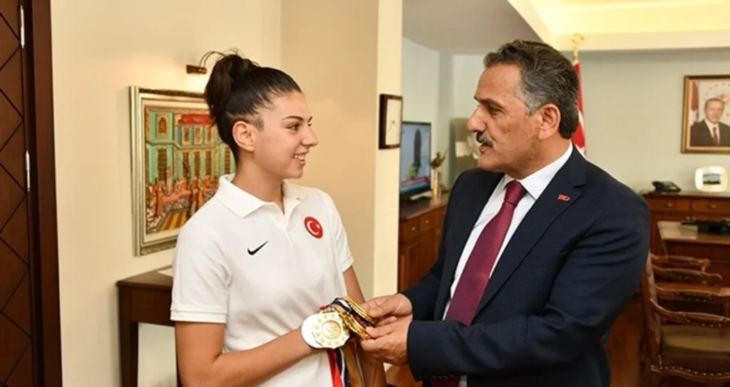 Vali Kaymak: Esra Koşmuyor, Uçuyor