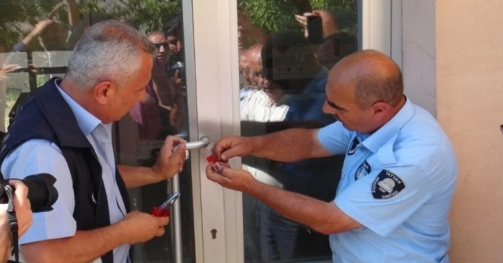 Vedaş, Borcu Olan Belediyenin Elektriğini Kesti, Belediye Vedaşın Binasını Mühürledi