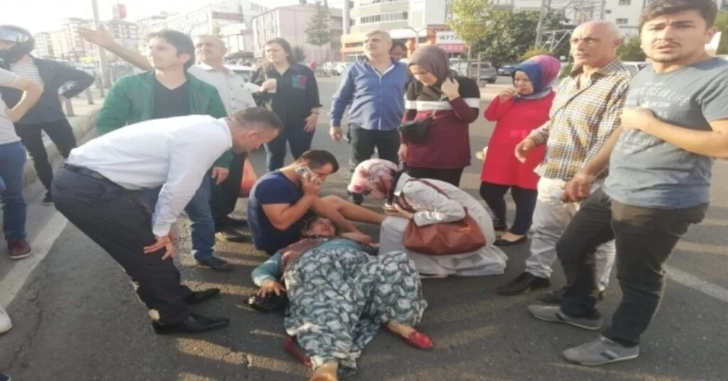 Yaralı Kadın Hastaneye Götürülürken İkinci Kazadan Kıl Payı Kurtuldu