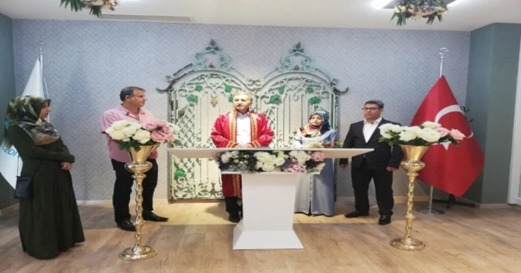 Yeni Mekanda Çiftlerin Yüzü Gülüyor