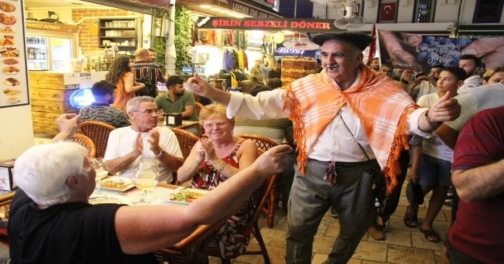 Yerli Turistler Oynadı, Yabancı Turistler Fotoğraf Çekti