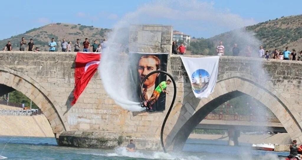 Yeşilırmak’ta flyboard gösterisine yoğun ilgi