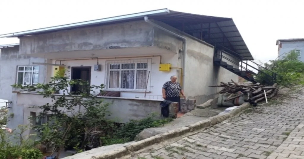 Yıldırım Sonucu Yanan Çatı Katı, Kaymakamlık Tarafından Onarıldı
