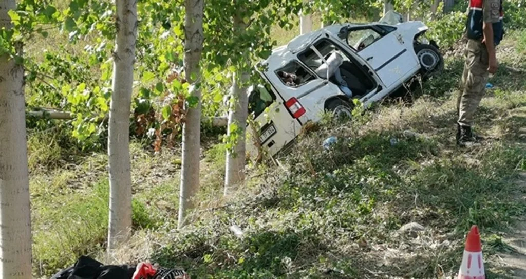 Yol kenarında ölümü beklemiş! 1 ölü, 3 yaralı 