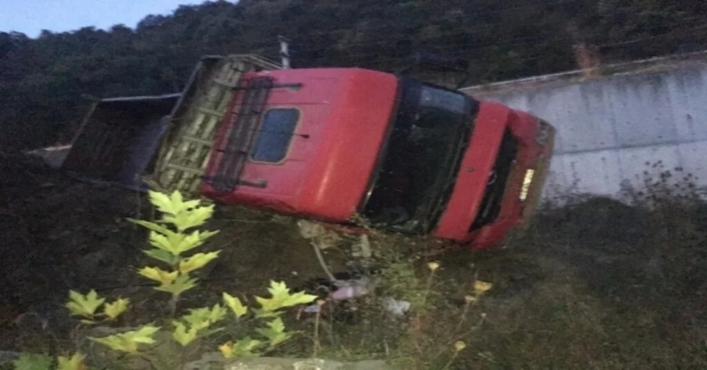 Yoldan Çıkan Tır Devrildi : 1 Yaralı