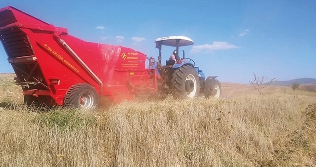 Ziraat odası taş toplama makinası aldı
