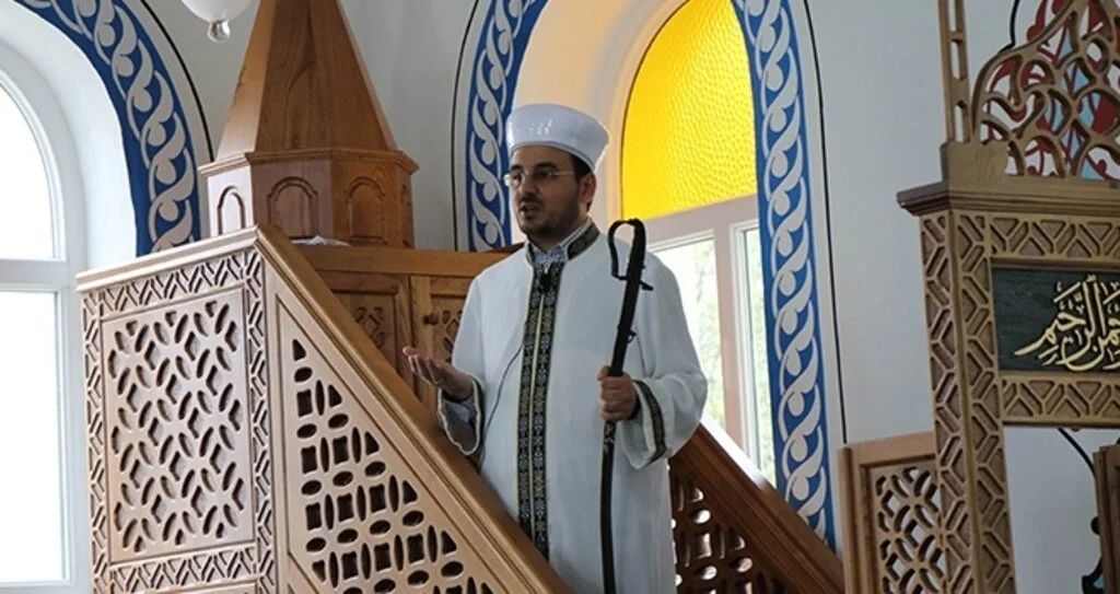 944 yıldır imam hutbeye kılıçla çıkıyor