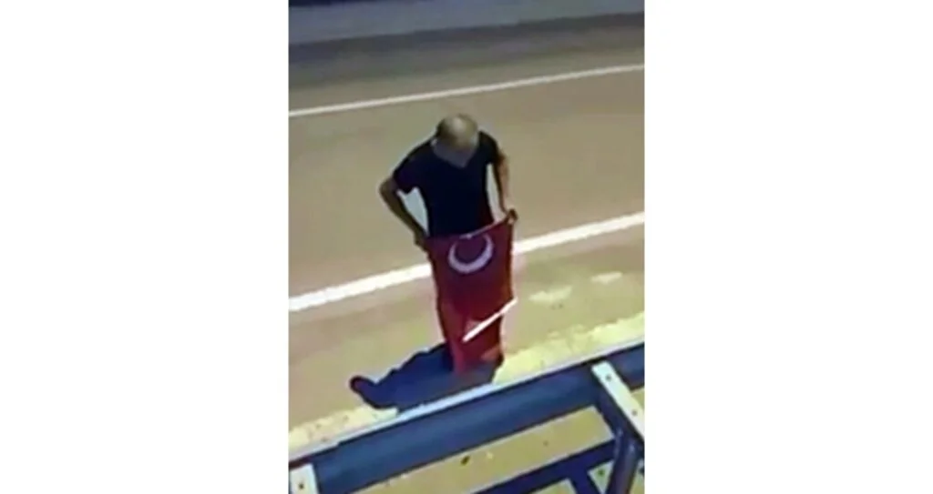 Arazöz sürücüsünün bayrak hassasiyeti