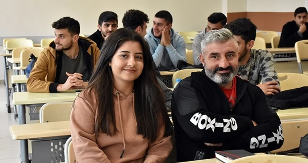 Baba kız hem iş hem sınıf arkadaşı oldu