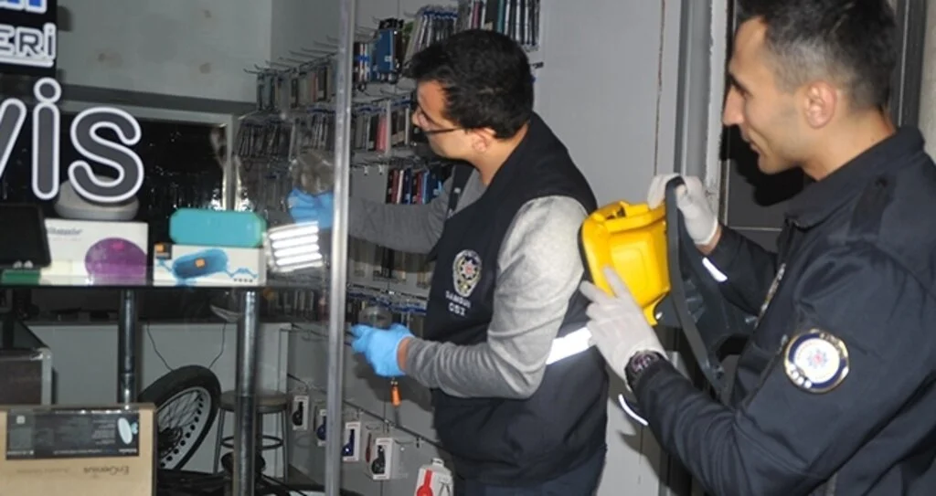 Bafra’da iş yerinden telefon hırsızlığı