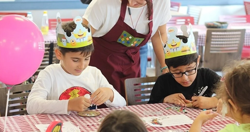 Burger King Gönüllü Öğrenci Dila Kurdoğlu Liderliğinde Çocukları E-Atık Konusunda Bilinçlendirdi