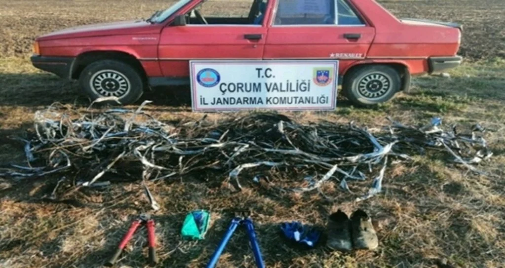 Çaldığı kablolarla birlikte yakalandı
