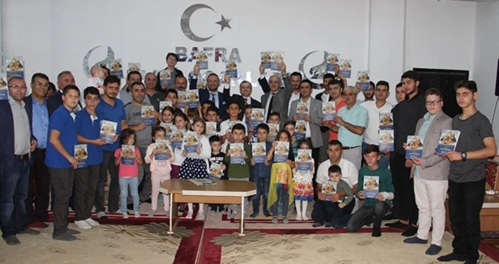 Çocuklara masal  kitabı hediye edildi 