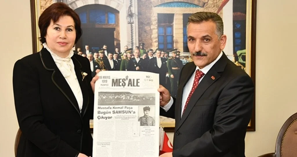 Danıştay Başkanı'na 'gazete' hediye etti