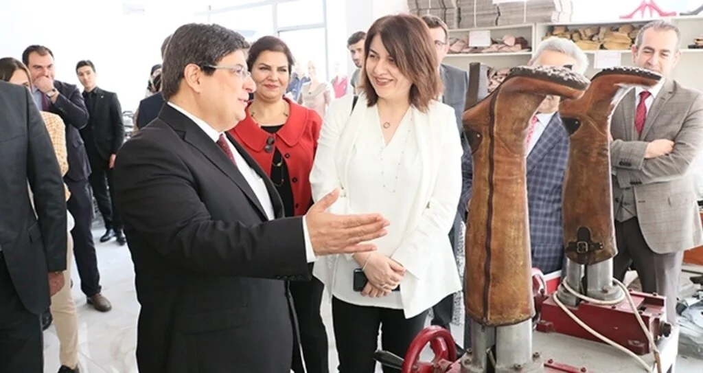 Eski yükümlü ayakkabı atölyesi açtı
