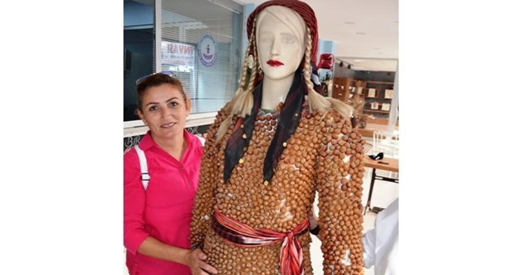 Fındıktan elbise sahibini bekliyor