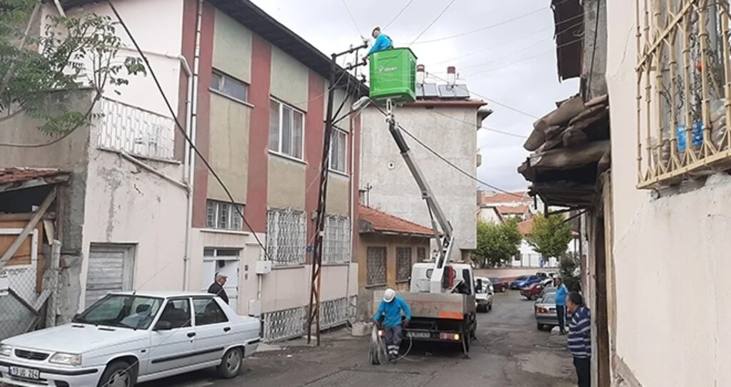 Fırtına elektrik tellerini koparttı