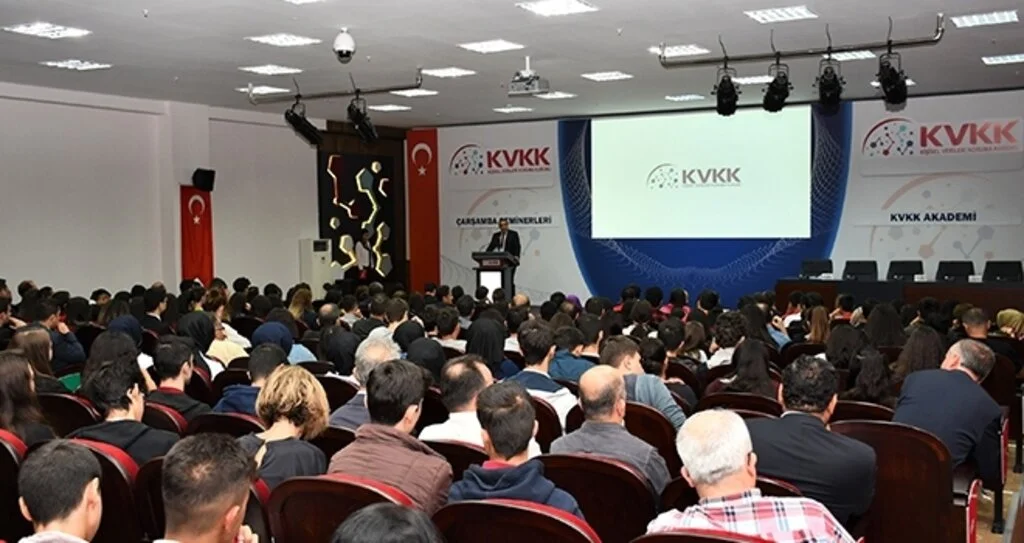 Gençlere önemli uyarı: 'Kişisel veri koruma bilinci zihinlere yerleşmeli'