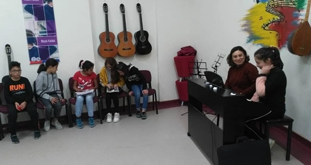 Gençlere ücretsiz  piyano eğitimi