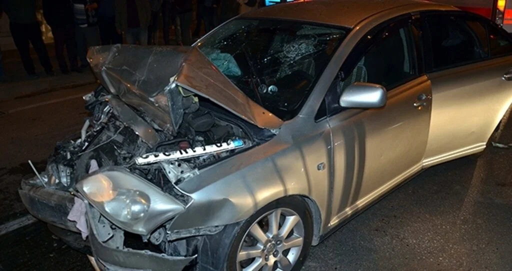 İki otomobil çarpıştı: 4 yaralı