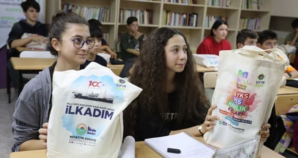 İLKEM öğrencilerine ücretsiz kitap dağıtıldı