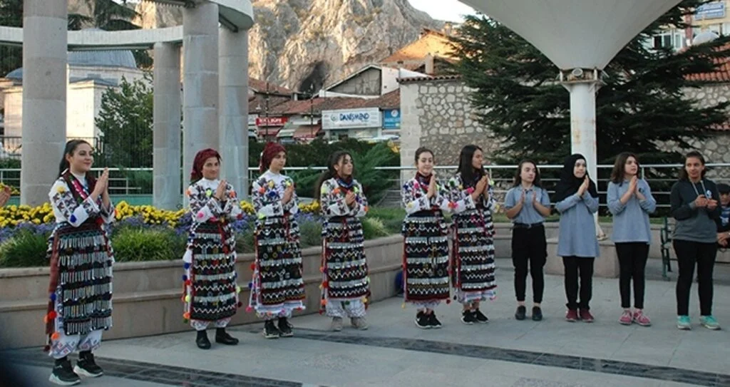 İspanyol müziği ile  halk oyunu oynadılar
