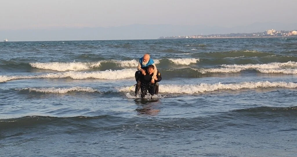 İtfaiye eri denize atlayarak  yaşlı adamı kurtardı