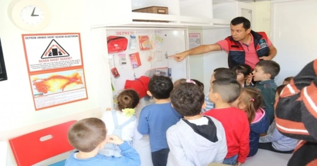 Küçük Öğrencilere Deprem Bilgilendirmesi