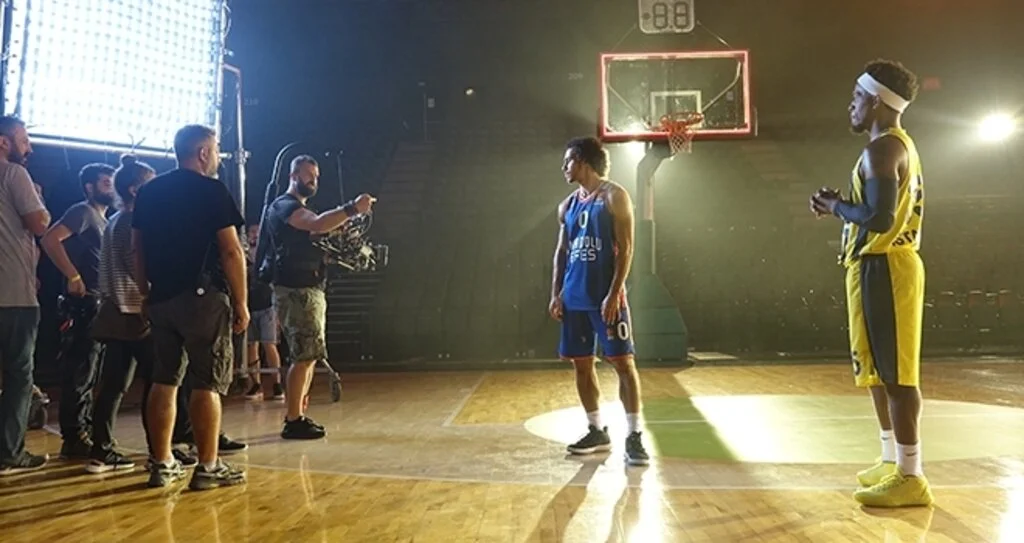 Lenovo’nun yeni reklam filminde basketbolun yıldızları bilgisayar oyunundan sesleniyor