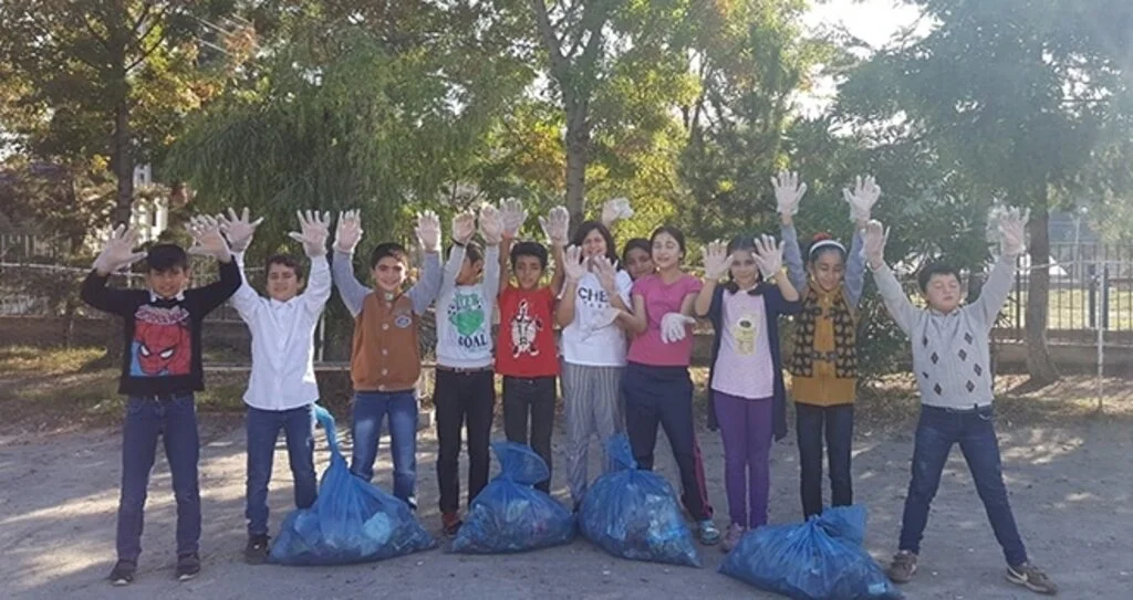 Öğrencilerden çevre temizliği