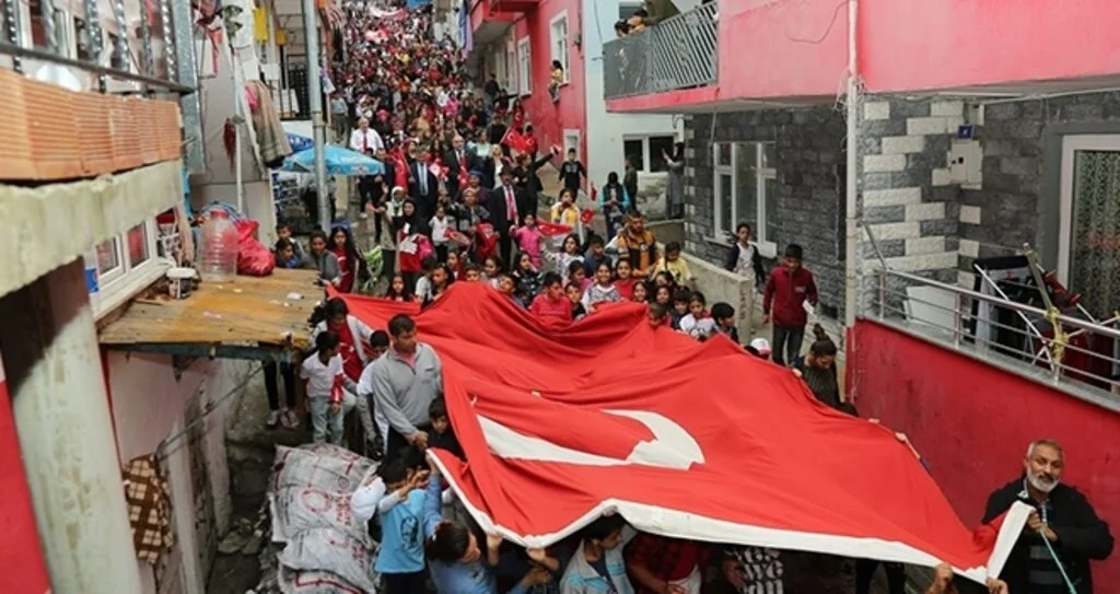 Romanlardan Cumhuriyet  Bayramı yürüyüşü  