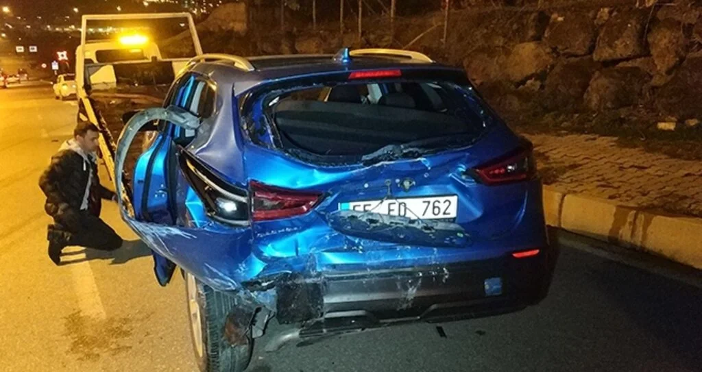 Samsun'da minibüs otomobile çarptı: 5 yaralı