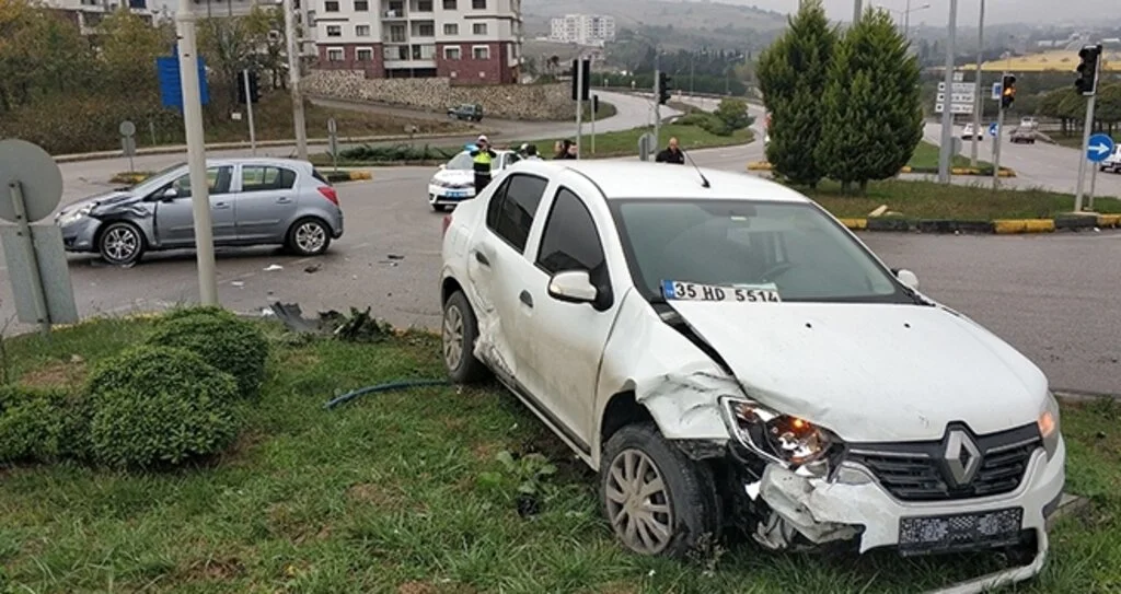Samsun'da otomobiller çarpıştı: 4 yaralı