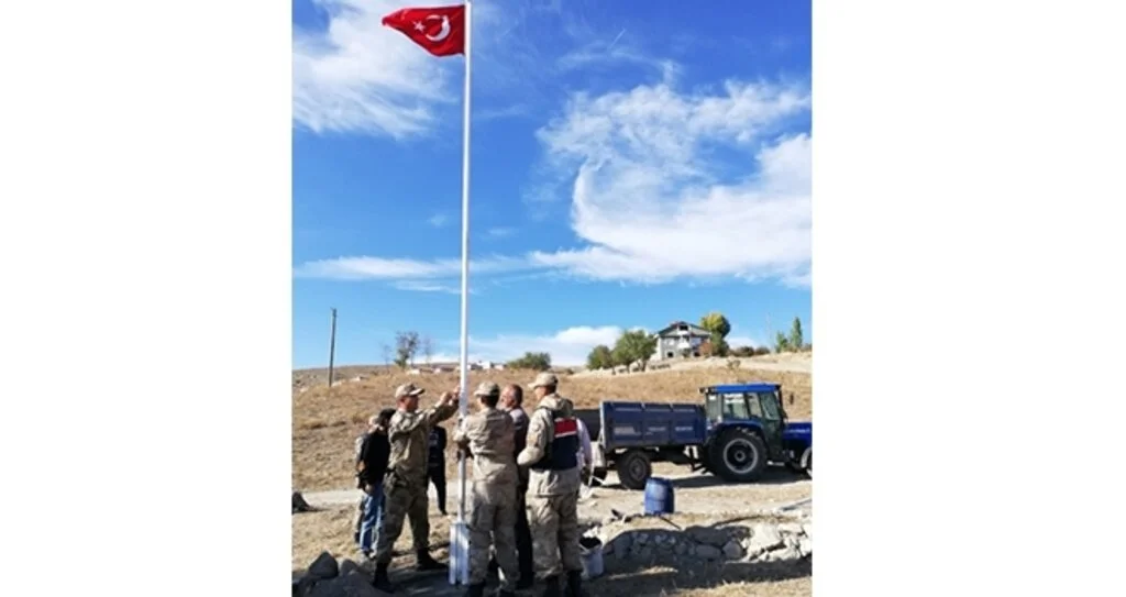 Şehit Fındık'ın kabrinin başına Türk bayrağı dikildi