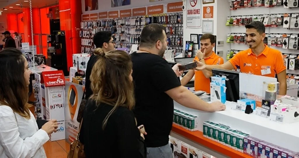 Teknosa’da yeni iPhone modellerinin ilk satışı gece başladı Fiyatı Ne Kadar?