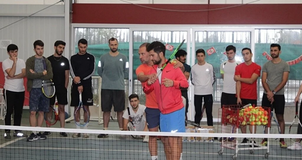 Tenis antrenörleri yetişiyor