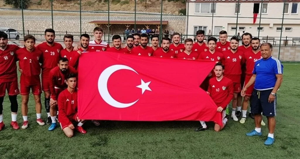Türk Bayrağı Açıp Dua Ettiler