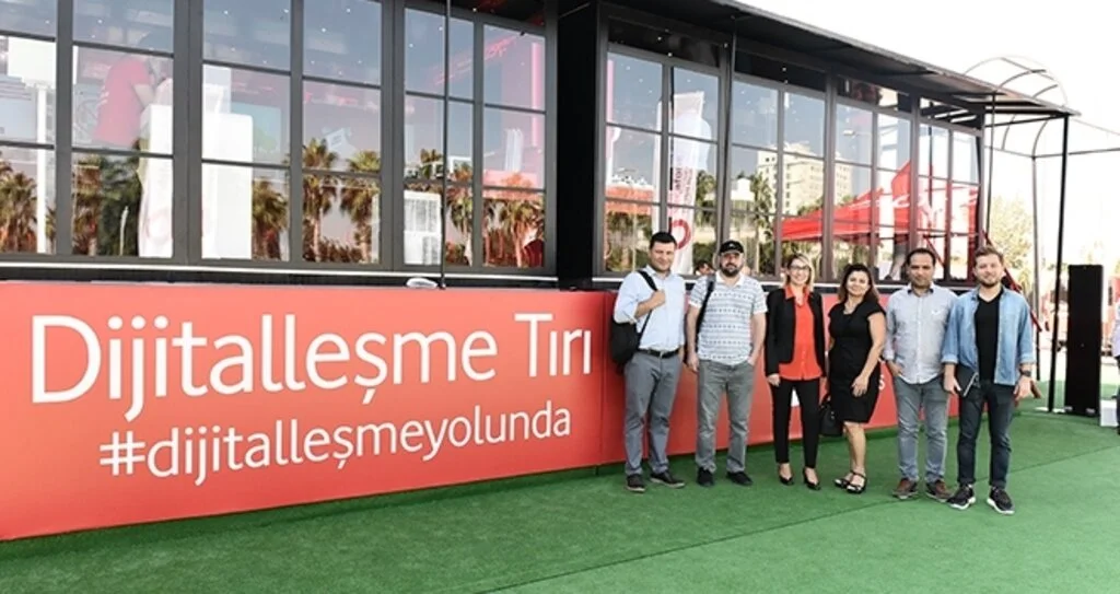 'Vodafone Dijitalleşme Tırı' Adana'dan Yola Çıktı