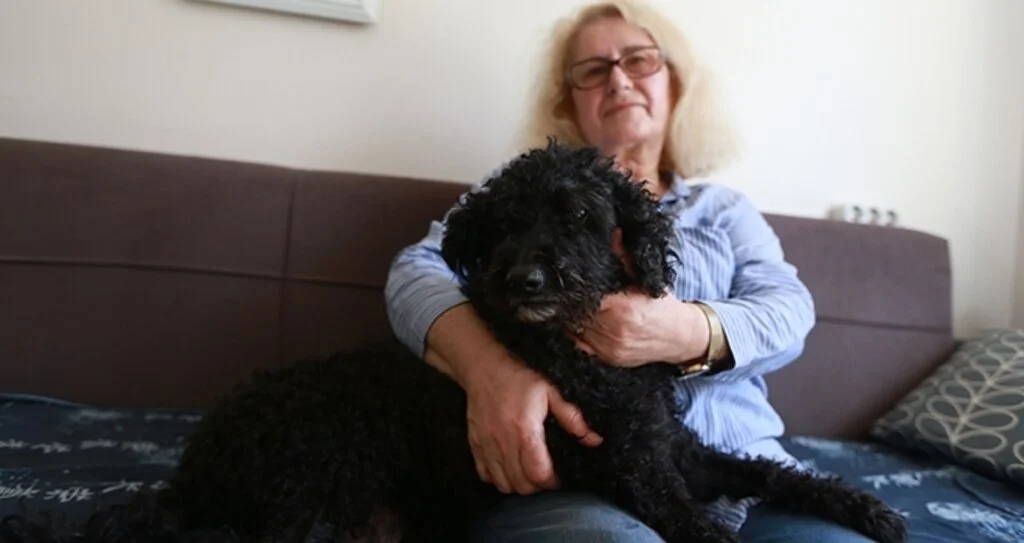 Yaşlı ve hasta köpeğine 'bebek' gibi bakıyor